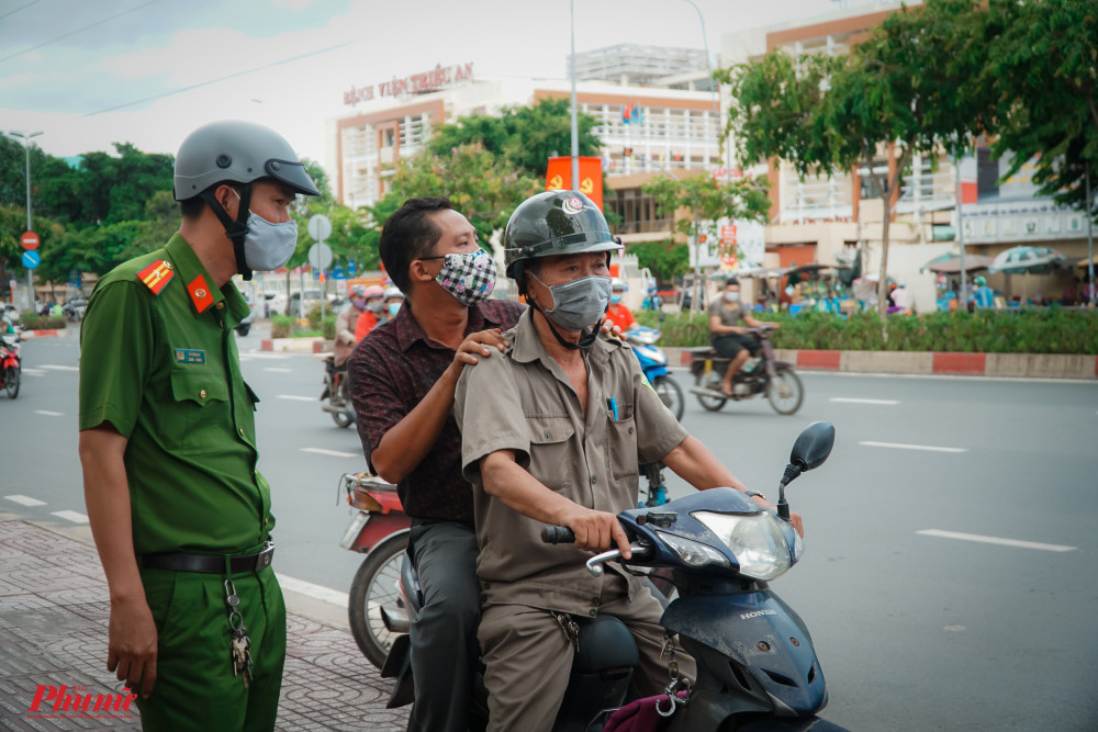 Một người đàn ông không xuất trình được giấy tờ tùy thân và không đeo khẩu trang được lực lượng chức năng đưa về phường làm việc