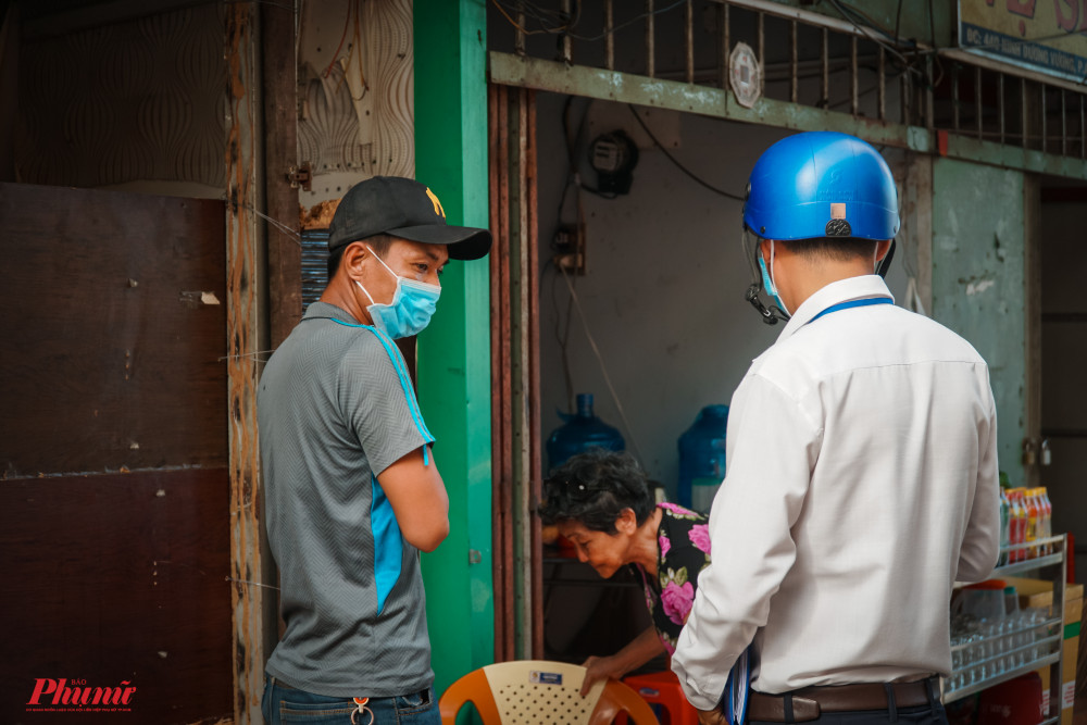 Nhiều người không đeo khẩu trang, nhưng luôn cất khẩu trang trong túi quần, khi thấy tổ công tác đi kiểm tra, liền nhanh chóng mang khẩu trang vào. Tổ công tác đã xử phạt 2 trường hợp tương tự