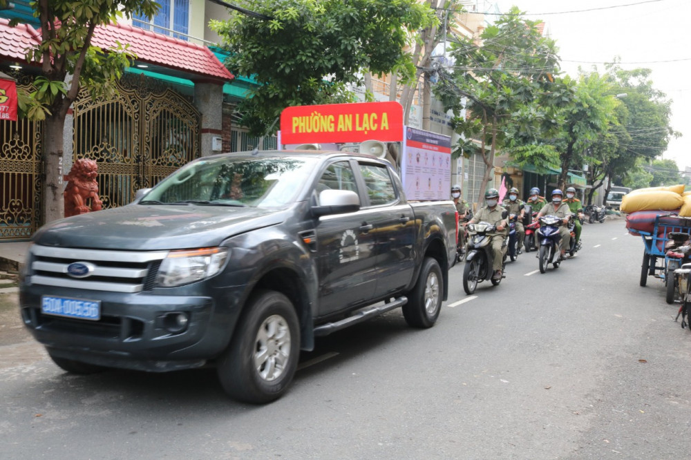 Trước đó 2 ngày, phường Tân Tạo A đã ra quân tuyên truyền trên khắp các tuyến đường phụ trách, rải truyền đơn đến từng hộ gia đình