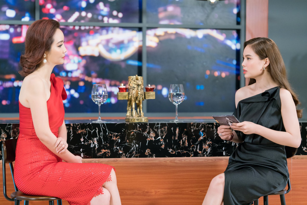 Diễn viên Mai Thu Huyền trò chuyện với ca sĩ Giang Hồng Ngọc trong chương trình Phụ nữ quyền năng