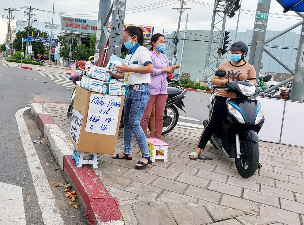 Sau cơn sốt ảo, tại TP.HCM, xuất hiện rất nhiều điểm bán khẩu trang trên lề đường