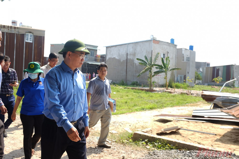 Bí thư Nhân kiểm tra khu vực có nhiều nhà xây dựng không phép tại xã Vĩnh Lộc A