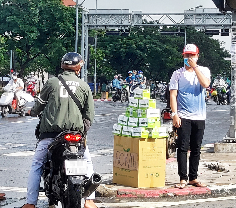 Khẩu trang xuất hiện nhiều trên lề đường cho thấy không còn tình trạng khan hiếm khẩu trang, nhưng cũng dấy lên mối lo về chất lượng mặt hàng này