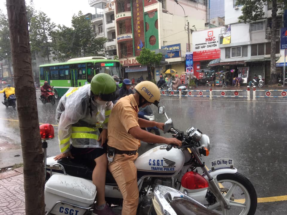 Hình Đại úy Nguyễn Anh Tú nhường áo mưa cho nữ thí sinh được chia sẻ trên mạng xã hội.