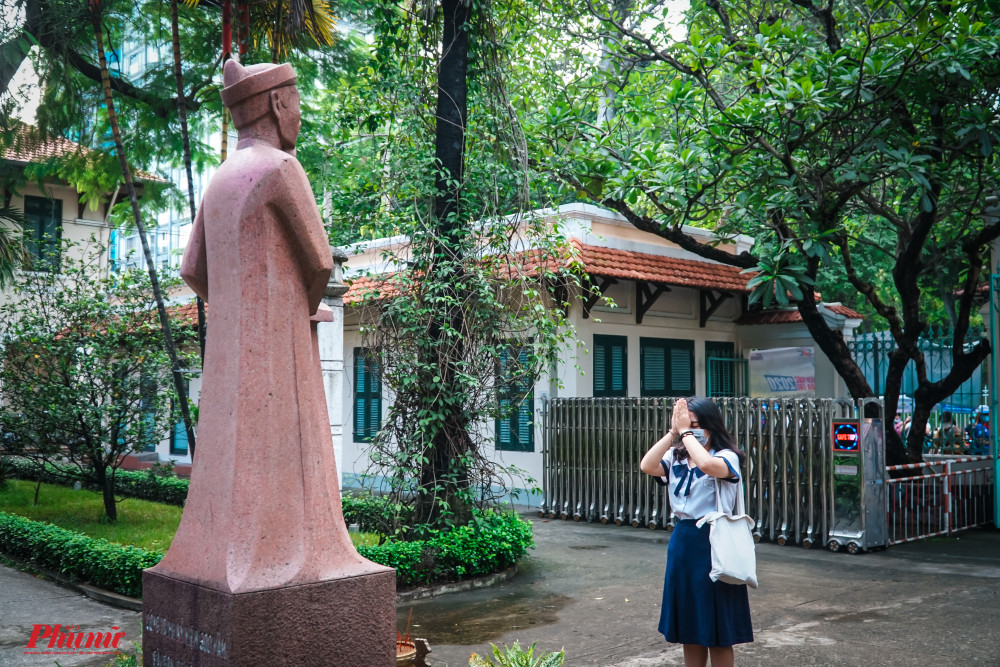 Từ tờ mờ sáng, các thí sinh đã đến điểm thi và cúi đầu trước tượng của nhà bác học Lê Quý Đôn