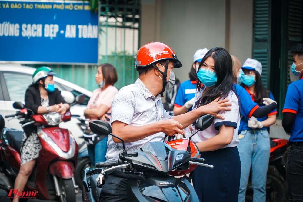 Nhiều phụ huynh không quên dặn dò con kỹ lưỡng trước kỳ thi