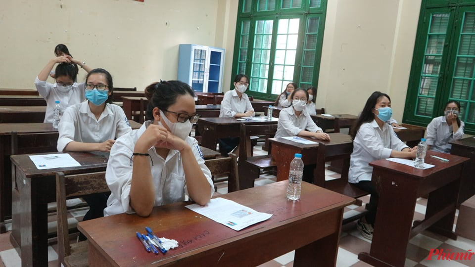 Thí sinh sẵn sàng với môn thi đầu tiên tại điểm thi Trường THCS Chu Văn An (Hà Nội)