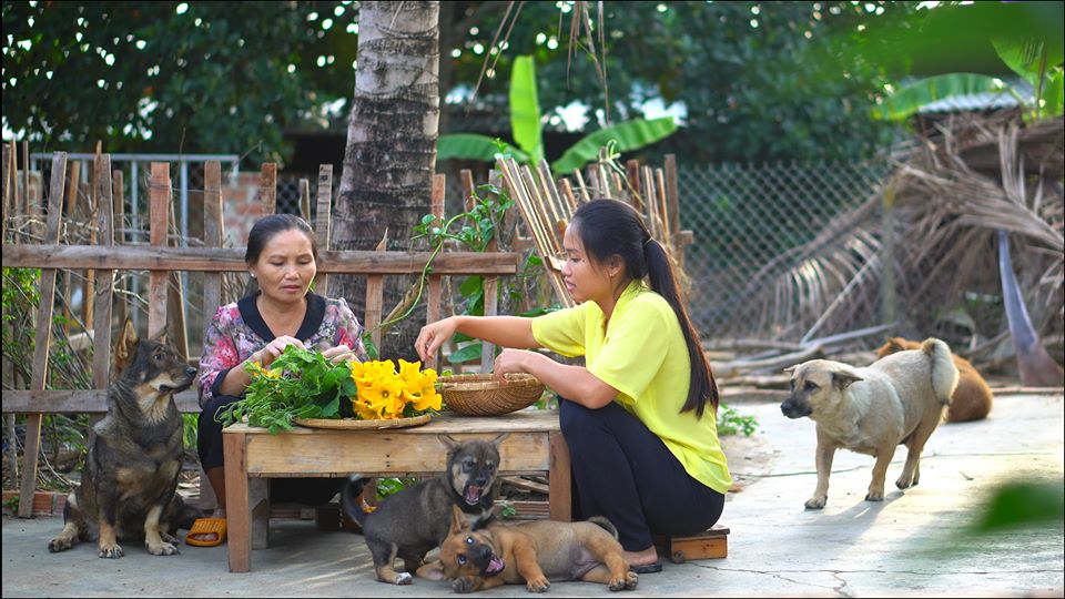 An và mẹ chuẩn bị cơm chiều. Ảnh: nhân vật cung cấp