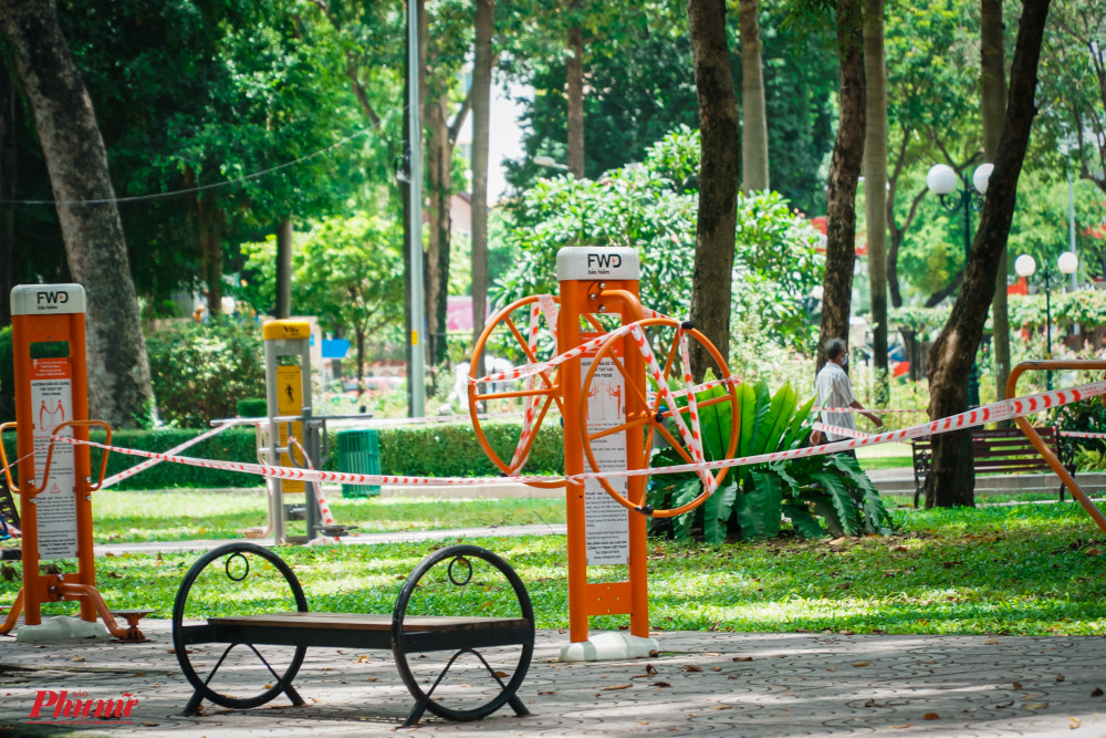 Tại công viên Tao Đàn, các thiết bị tập thể dục được được rào chắn lại, tạm ngừng hoạt động.