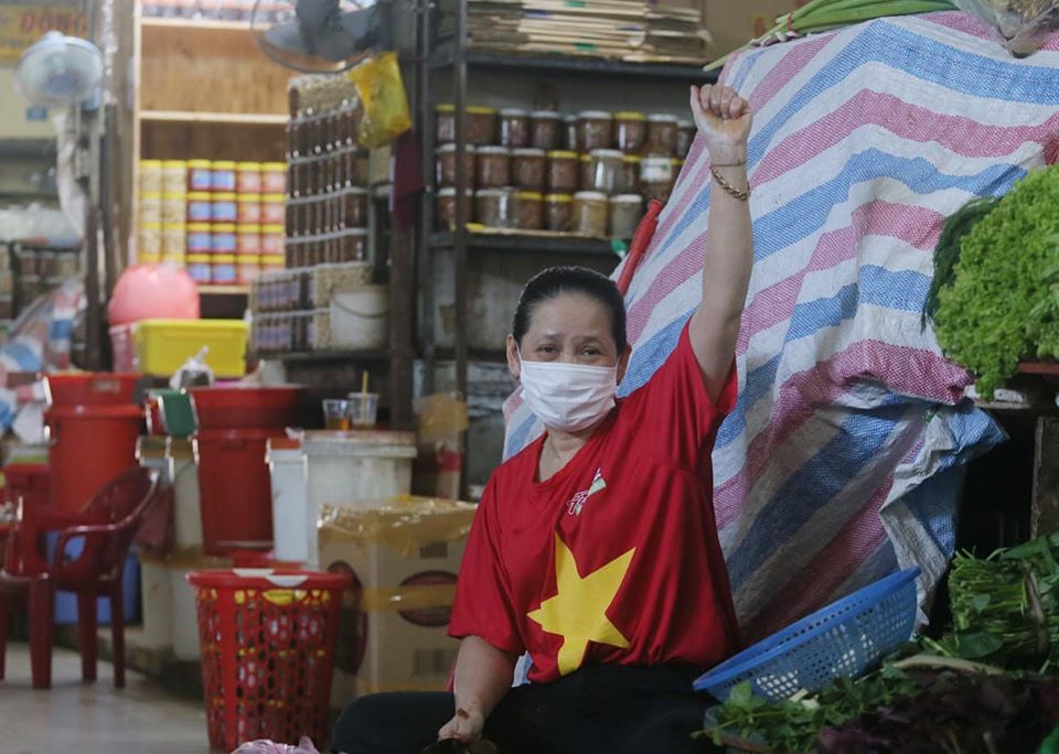 Một tiểu thương tại chợ Hàn nói: 'Chúng tôi luôn tuân thủ các quy tắc phòng dịch vừa để bảo vệ cho mình và khách hàng. Nhiều tiểu thương cho biết, mong muốn lớn nhất bây giờ không ngoài gì khác là dịch bệnh được khống chế hoàn toàn để cuộc sống dần trở lại ổn định.