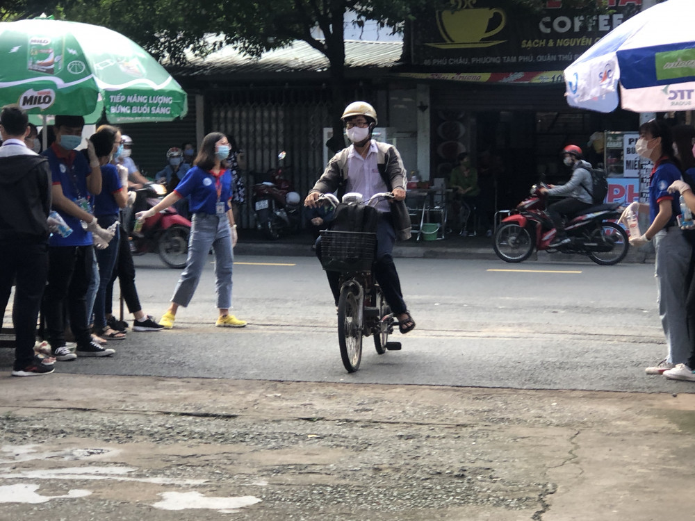 Những thí sinh cuối cùng chạy vội vào trường thi