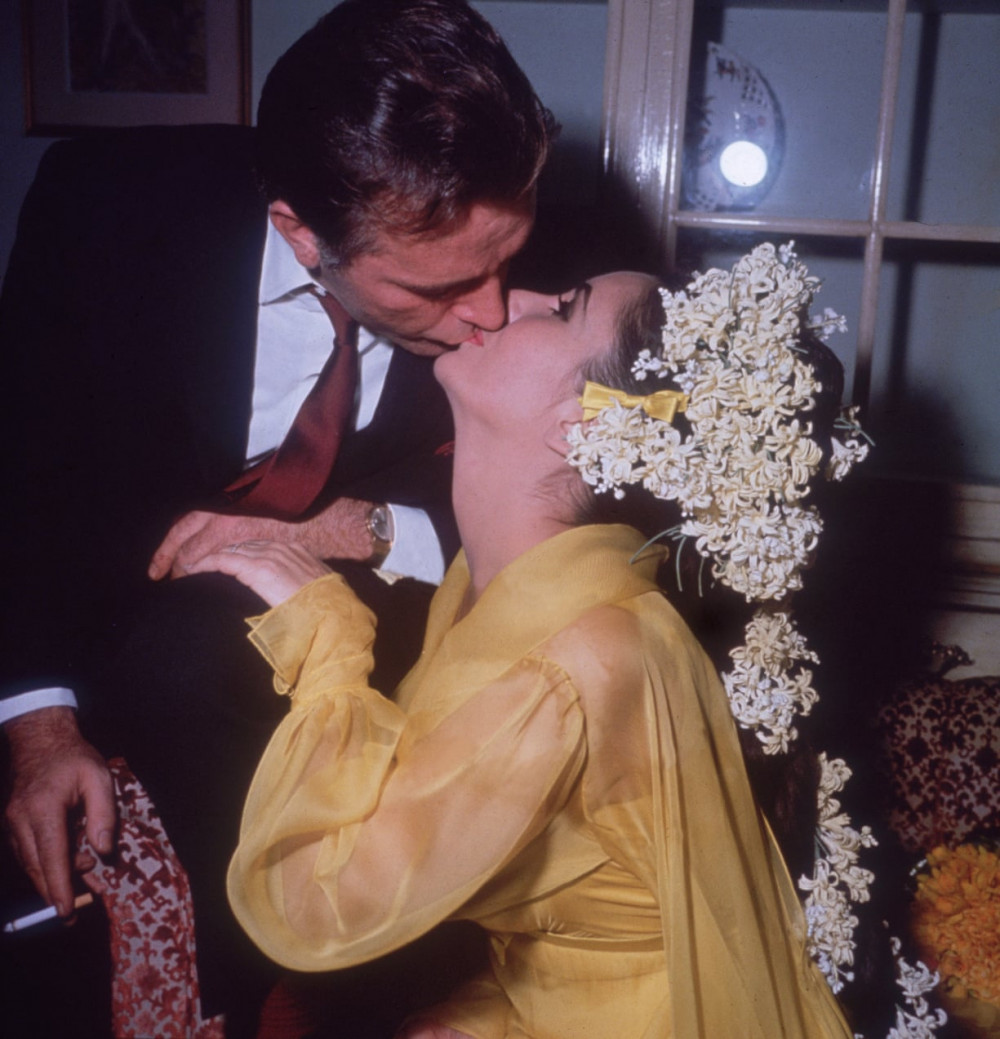 Elizabeth Taylor  mặc chiếc áo cưới màu vàng, tóc được trang trí bằng cách kết hoa khá phức tạp trong ngày cưới gười chồng thứ năm, Richard Burton vào năm 1964. Đây là đám cưới đầu tiên của họ. Họ ly hôn năm 1974, kết hôn lần thứ hai vào năm 1975 và lại ly hôn vào năm 1976.