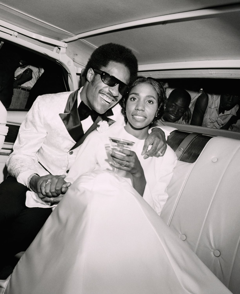 Stevie Wonder và cô dâu của mình, ca sĩ Syreeta Wright tại Detroit năm 1970.