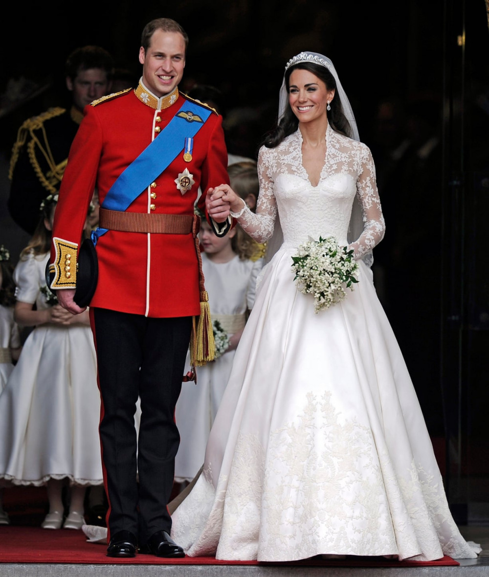 Hoàng tử William kết hôn với Kate Middleton, người đã mặc một chiếc váy được thiết kế bởi Sarah Burton, London, 2011.