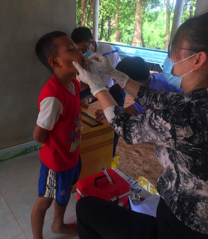 Cán bộ y tế lấy mẫu bệnh phẩm xét nghiệm bạch hầu trẻ em tại Quảng Trị