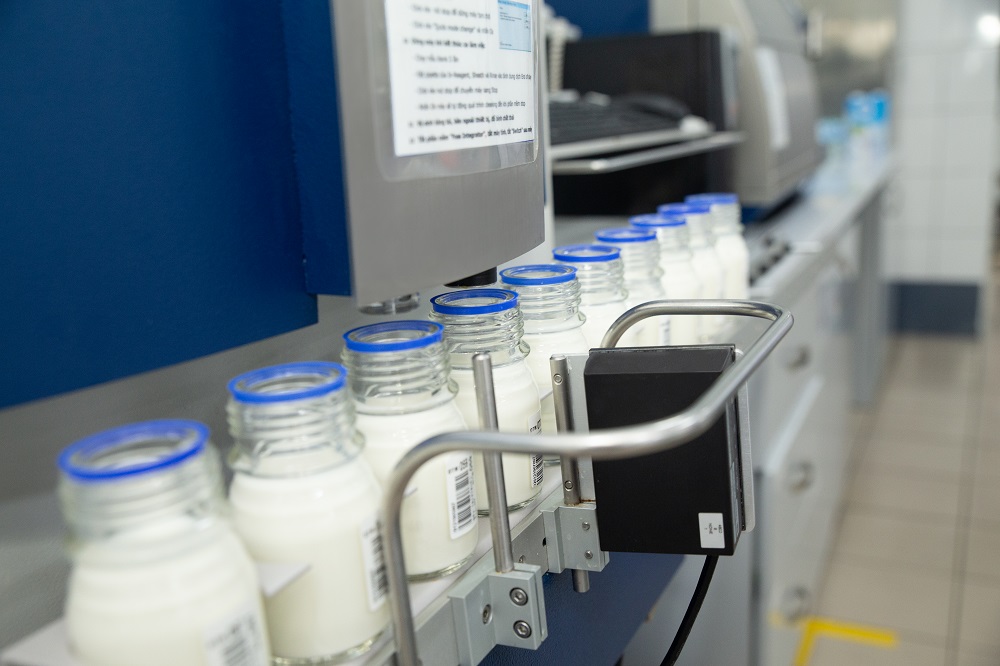 Sữa tươi nguyên liệu được kiểm tra bằng máy Bactoscan – thiết bị kiểm tra tổng tạp trùng hiện đại nhất thế giới