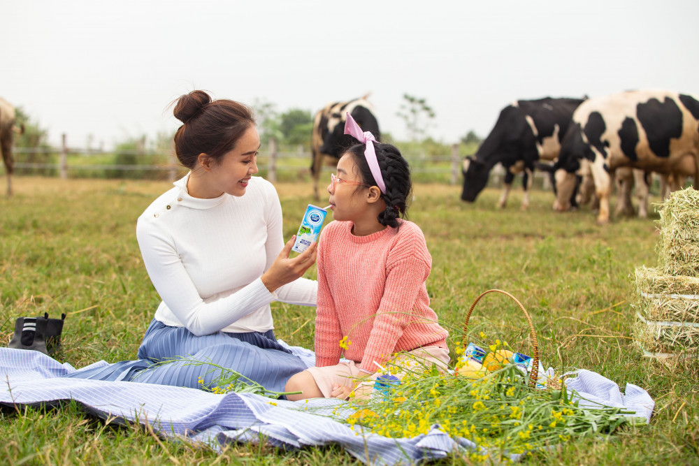 Sữa tươi Cô Gái Hà Lan đạt chuẩn “4 không” nên mẹ yên tâm về nguồn dinh dưỡng mà  con uống mỗi ngày. Ảnh: CGHL