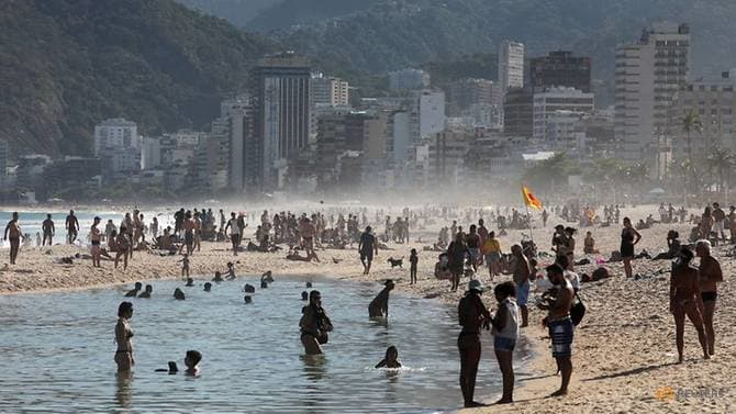 Người dân chơi đùa trên bãi biển Ipanema ở Rio de Janeiro khi dịch bệnh COVID-19 tiếp tục hoành hành ở Brazil - Ảnh: Reuters