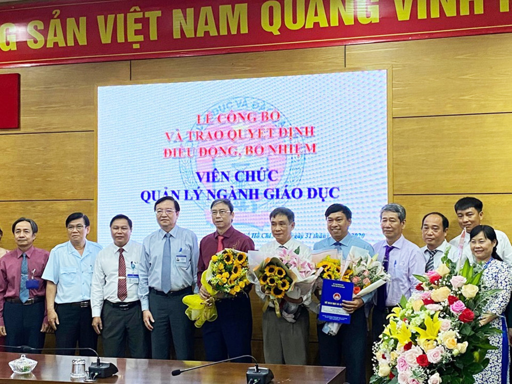 Mặc dù Quận ủy Quận 4 chưa hiệp y nhưng Sở Giáo dục và Đào tạo TP.HCM vẫn bổ nhiệm ông Đỗ Đình Đảo (thứ năm từ phải sang) làm Hiệu trưởng Trường THPT Nguyễn Hữu Thọ - ảnh: thanh thanh