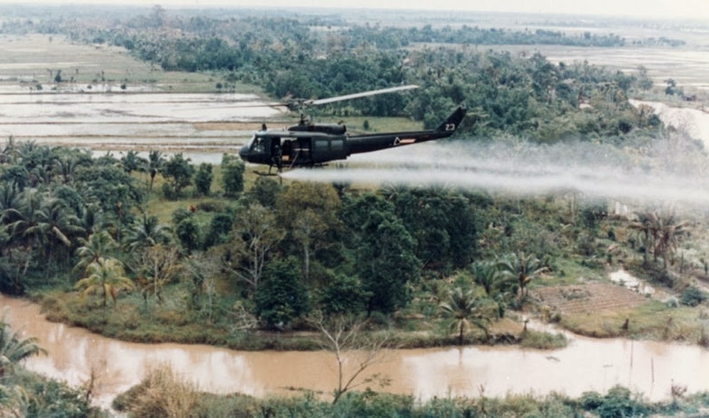 Ảnh lính Mỹ rải chất độc da cam trong chiến tranh Việt Nam