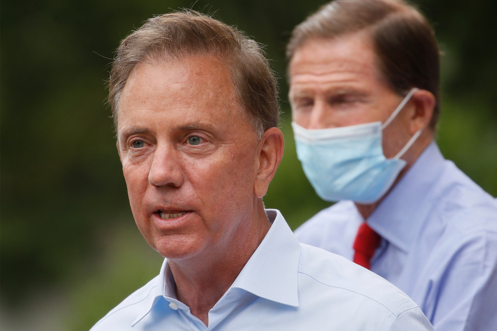 Thống đốc Connecticut Ned Lamont rất “cứng rắn” trong việc áp dụng các biện pháp kiểm soát và khống chế virus gây bệnh COVID-19 - Ảnh: AP