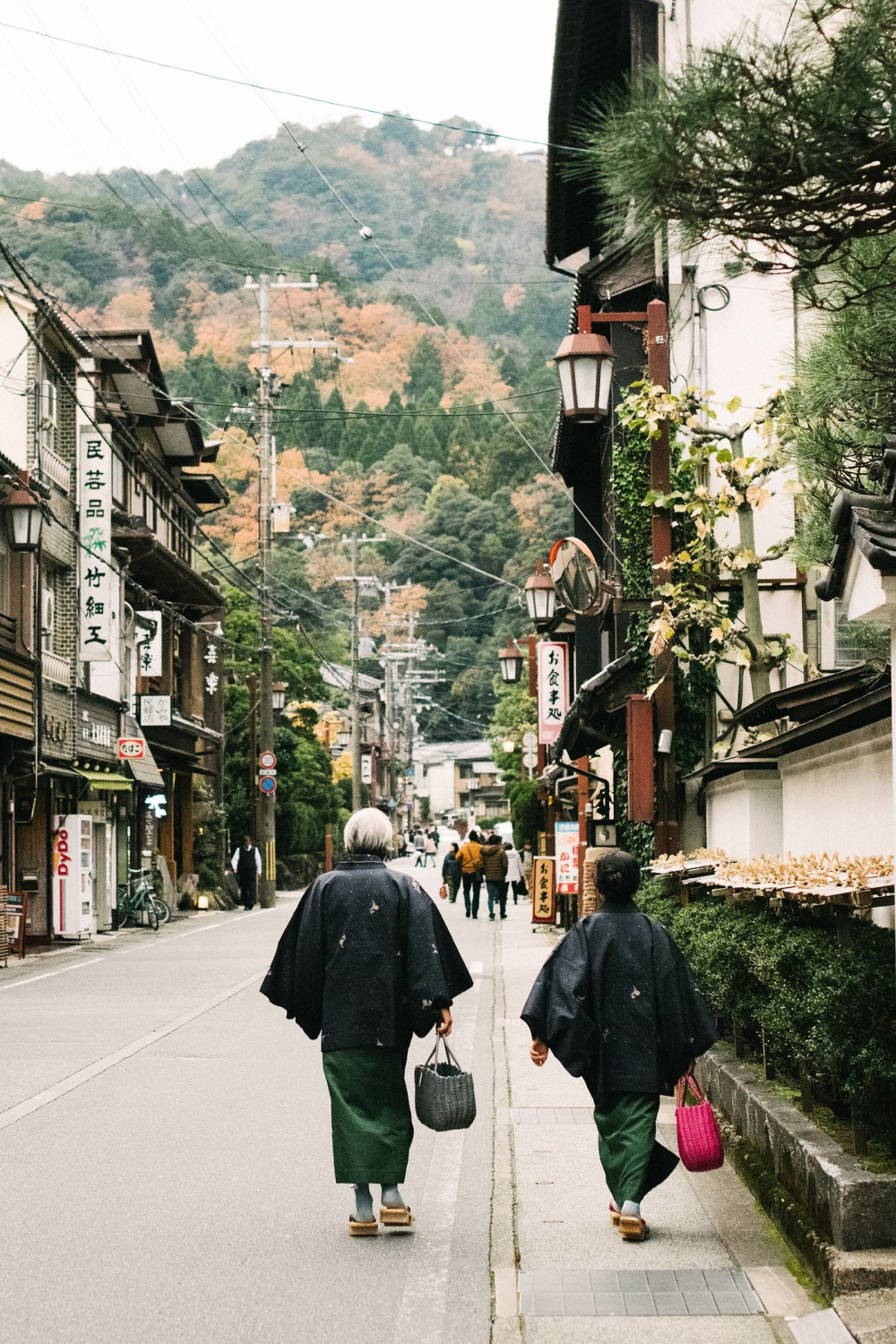 Khách bộ hành trong trang phục yukata