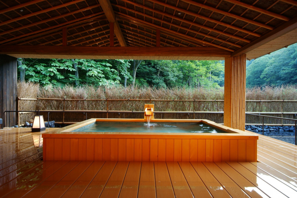 Nishimuraya Hotel Shogetsutei: Tọa lạc gần như biệt lập giữa một khu rừng tự nhiên, đây là khách sạn hiện đại nhất ở Kinosaki. Cung ứng đến 98 phòng nghỉ - bao gồm 8 phòng phong cách truyền thống liền kề hồ tắm nước nóng ngoài trời có không gian tách biệt - dịch vụ hút khách hàng đầu tại đây chính là cụm onsen với đa dạng thiết kế độc đáo bạn có thể đặt riêng.