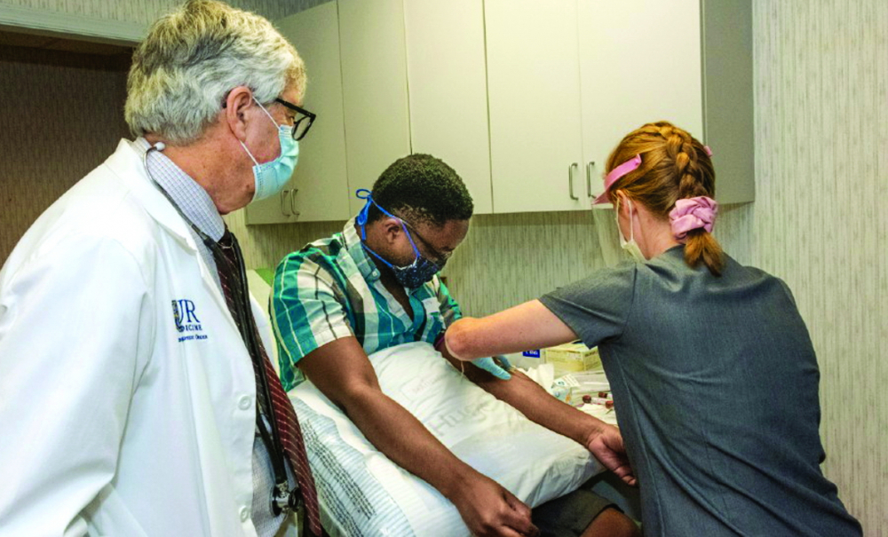 Tại Mỹ, nhiều tiến trình thử nghiệm lâm sàng đang thu hút đội ngũ tình nguyện viên đa dạng màu da, sắc tộc, độ tuổi. Trong ảnh, Nsama Chipalo, một nhà lập trình phần mềm 28 tuổi người Mỹ gốc Phi sống tại Rochester, New York, đang được tiêm thử nghiệm vắc-xin ngừa Covid-19 giai đoạn 3  Ảnh: Democrat & Chronicle