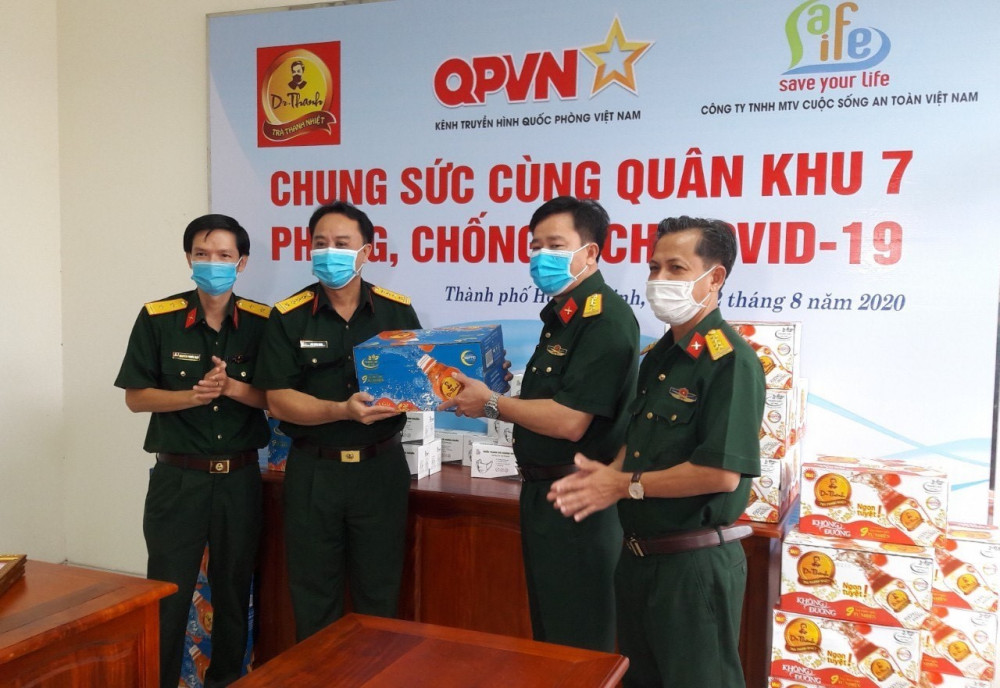 Chiều ngày 12/8, 36.000 sản phẩm Trà thanh nhiệt Dr Thanh cũng được trao tặng cho các điểm cách ly tại Quân khu 7 nhằm giúp người dân, các y bác sĩ, chiến sĩ tăng cường hệ miễn dịch cơ thể. Ảnh: THP cung cấp