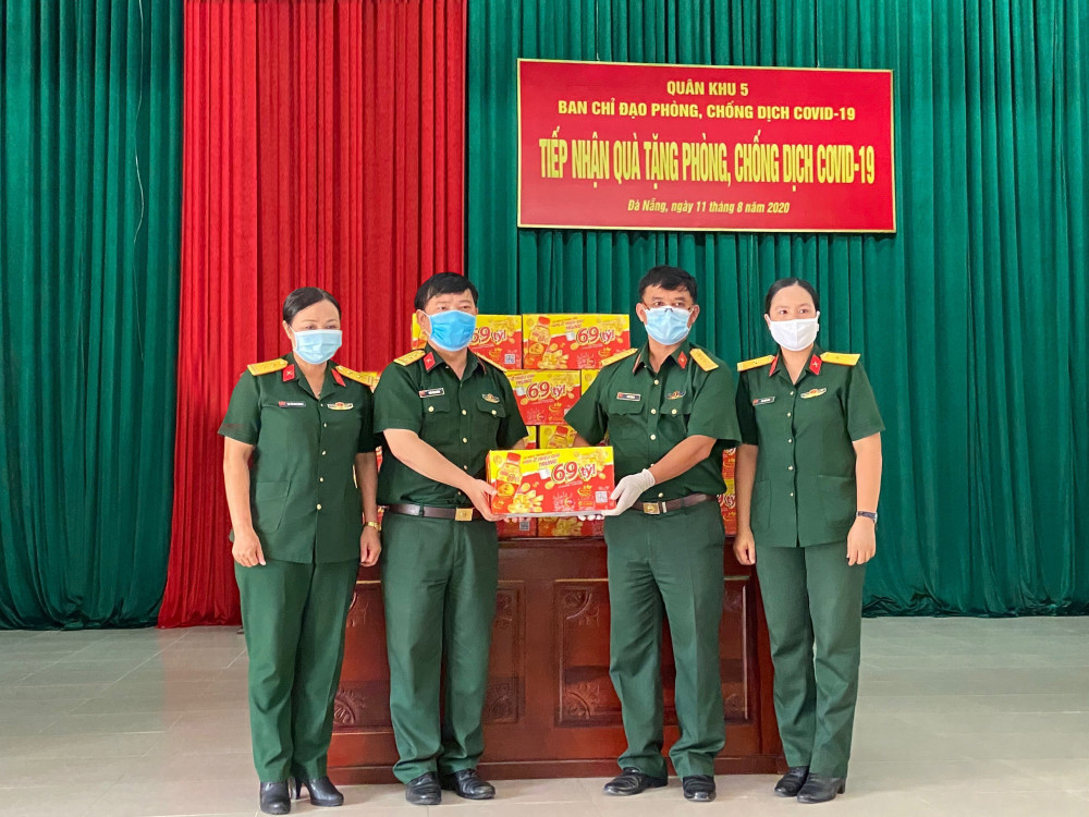 Sáng ngày 11/8, 36.000 sản phẩm Trà thanh nhiệt Dr Thanh tiếp tục được Tập đoàn Tân Hiệp Phát trao tặng cho các địa điểm cách ly tại Quân khu 5 với tâm dịch là Đà Nẵng. Ảnh: THP cung cấp