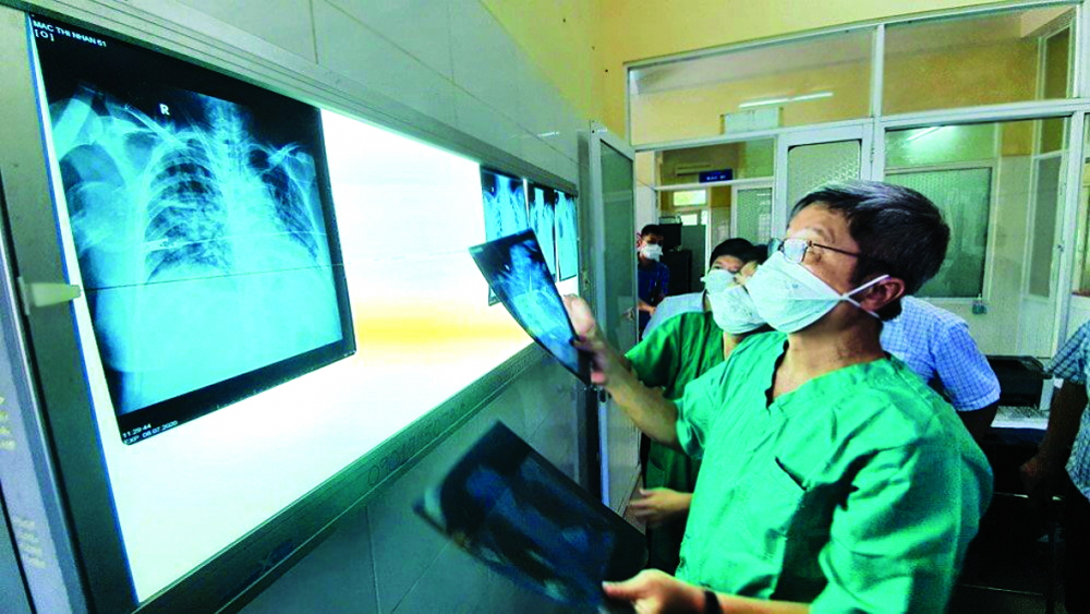 Các bác sĩ đang hội chẩn để điều trị các bệnh nhân nặng tại Bệnh viện dã chiến Hòa Vang  và Bệnh viện Phổi Đà Nẵng