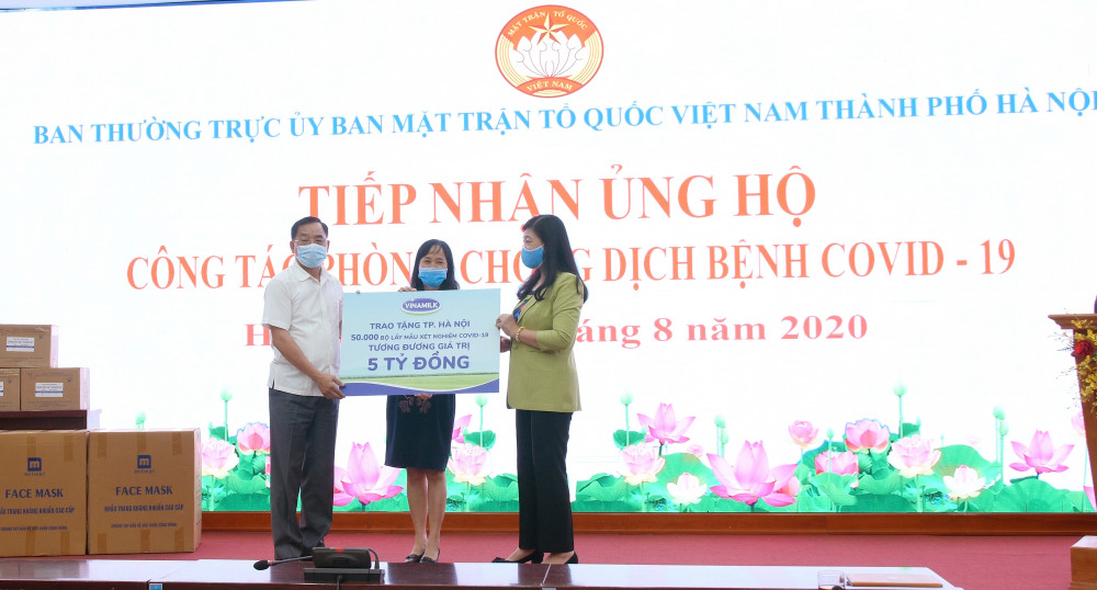 Đại diện Sở Y tế và Mặt trận Tổ quốc TP.Hà Nội tiếp nhận 50.000 bộ lấy mẫu xét nghiệm COVID-19, tương đương 5 tỷ đồng từ đại diện Vinamilk. Ảnh Vinamilk