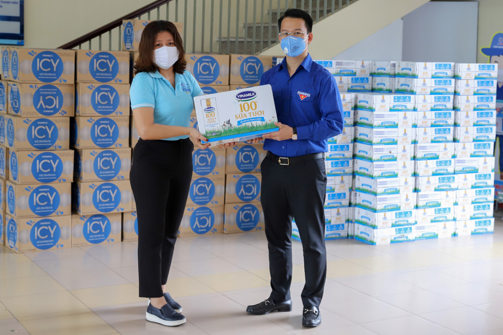 Mới đây Vinamilk cũng đã trao tặng các sản phẩm sữa trị giá 1 tỷ đồngcho các khu vực cách ly tập trung của Đà Nẵng, Quảng Nam và Quảng Ngãi. Ảnh Vinamilk
