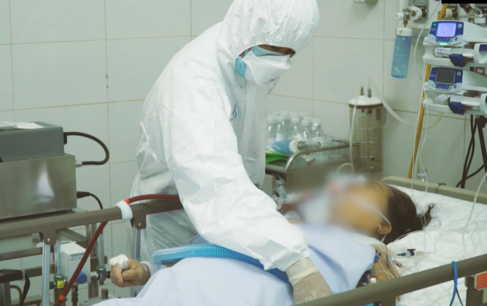 Bác sĩ Trần Thanh Linh đang kiểm tra sức khỏe cho bệnh nhân mắc COVID-19 tại Bệnh viện Phổi Đà Nẵng.