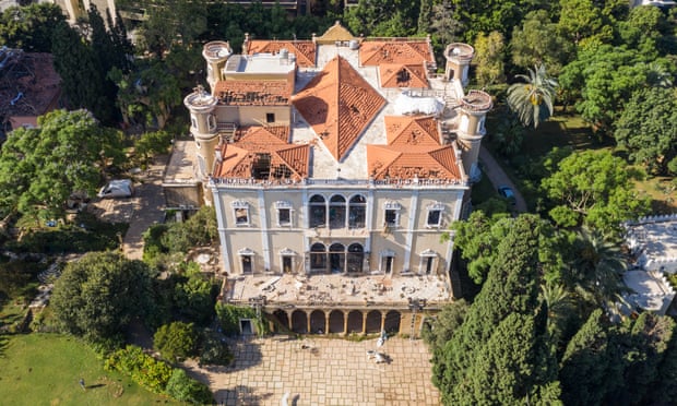 hông của cung điện và bảo tàng Beirut’s Sursock, bị hư hại nặng nề trong vụ nổ 