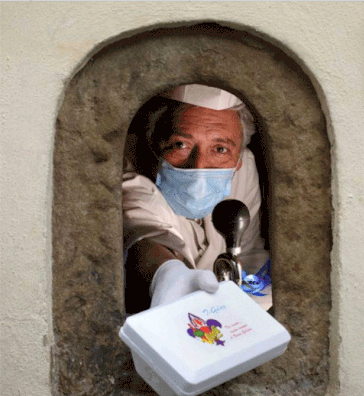 Một hộp kem được giao cho khách qua ô cửa nhỏ trong những ngày dịch bệnh Covid-19 ở Ý - Ảnh: buchettedelvino