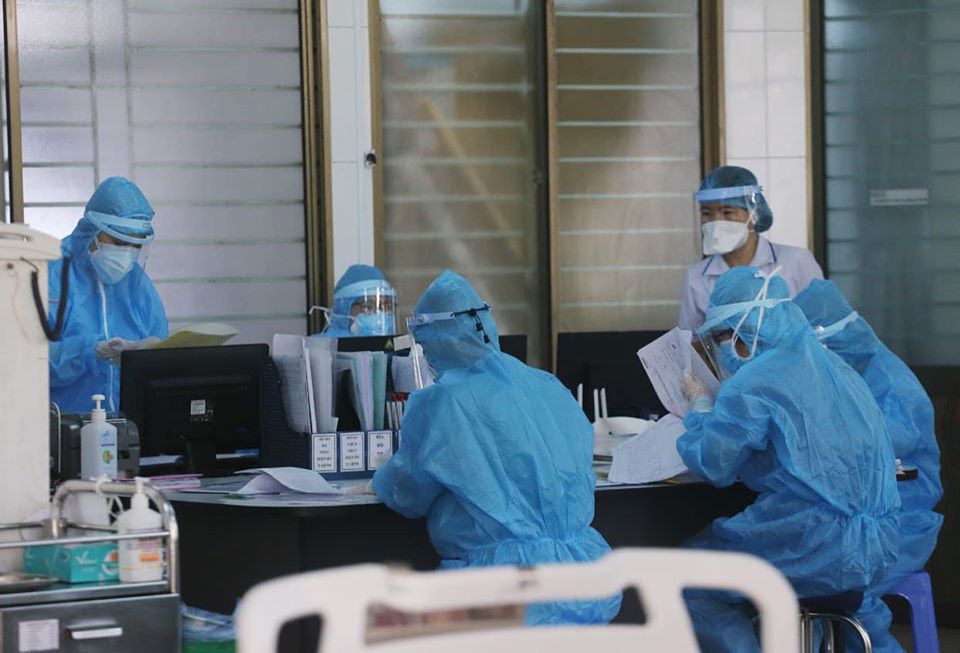 Nhân viên y tế ở Bệnh viện C Đà Nẵng hội chẩn điều trị cho bệnh nhân