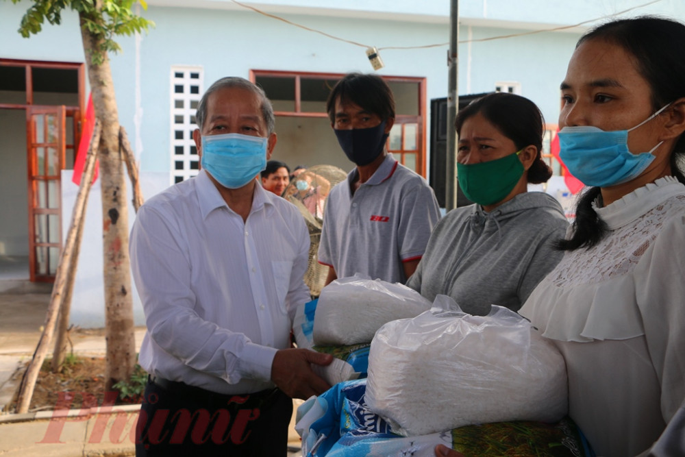 Ngoài việc có ngôi nhà mới để ở ông Phan Ngọc Thọ- Chủ tịch UBND tỉnh Thừa Thiên Huế còn tặng thêm gạo muối theo phong tục của người Huế mối khi về nhà mới, với mong muốn được an cư lập nghiệp