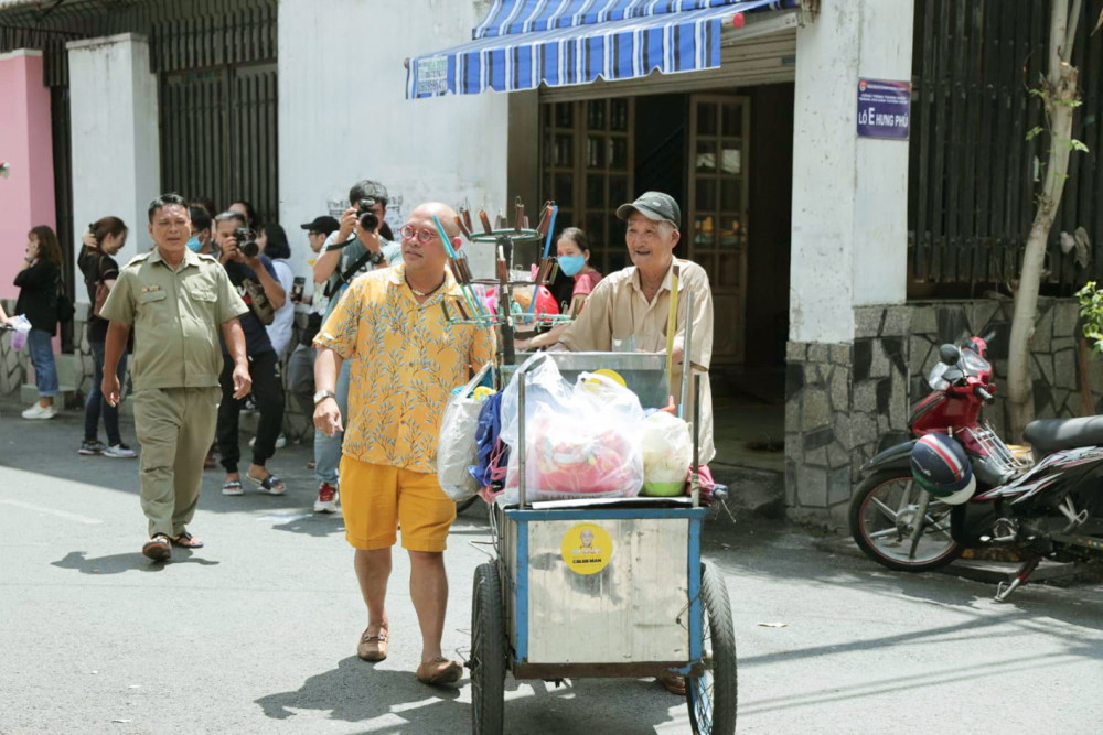 Color Man - anh Đỗ Văn Bửu Điền bán hàng rong giúp người nghèo trong chương trình  Tiếng rao 4.0