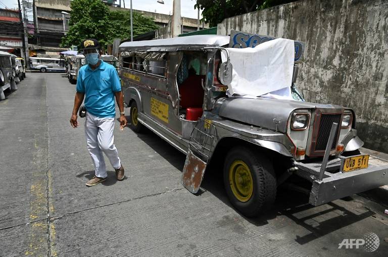 Một chiếc xe jeepney đã ngừng hoạt động do lệnh cấm của chính phủ Philippines trước làn sóng COVID-19 đang quay trở lại. Giờ đây nó đang trở thành nhà của những tài xế bị thất nghiệp - Ảnh: AFP