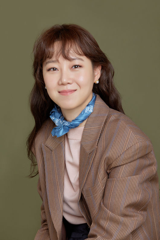 Chưa lập gia đình nhưng Gong Hyo Jin đảm nhiệm vai mẹ cực ngợt trong Khi hoa trà nở.
