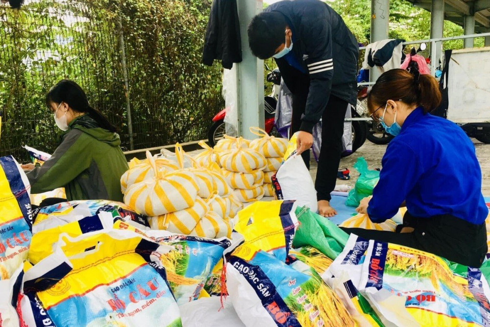Tình nguyện viên tại Đà Nẵng phân thức ăn vào những phần riêng để dễ trao cho người nhận