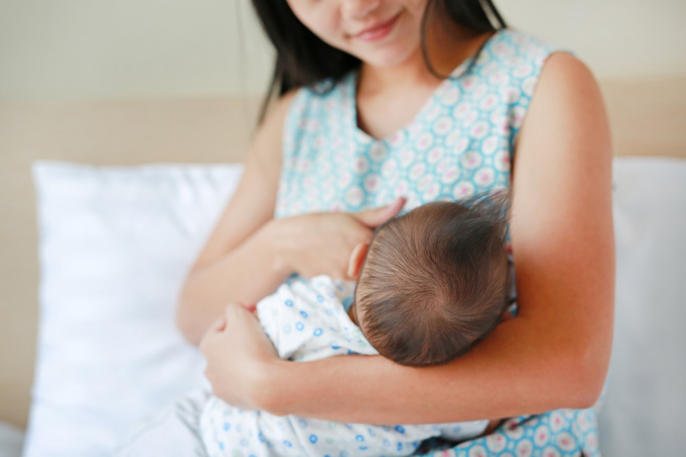 Quan sát biểu hiện khi con bú và cân nặng của con thường xuyên để nhận biết trẻ có được cung cấp đủ sữa mẹ