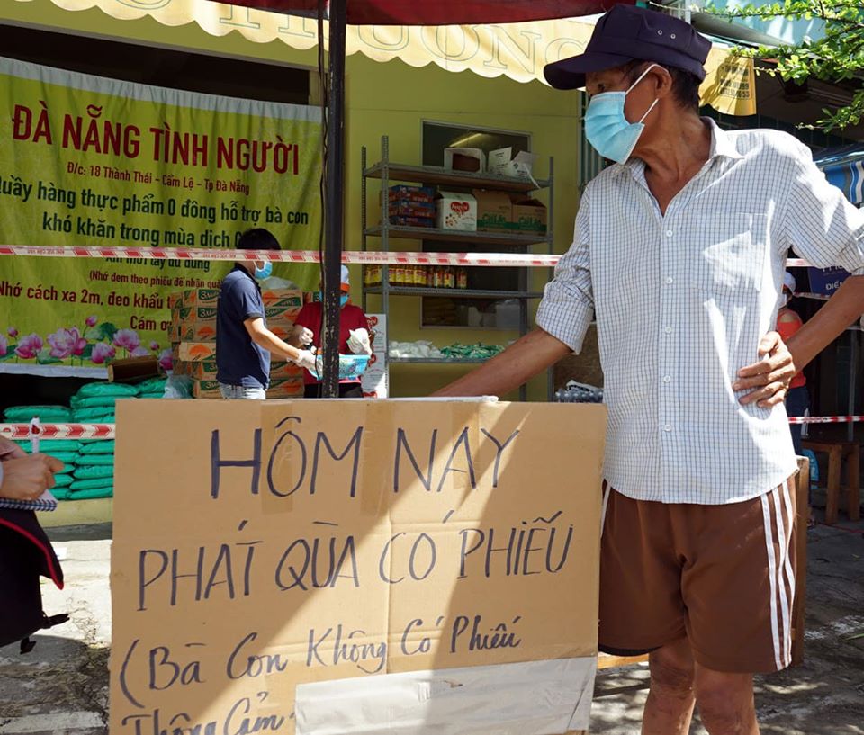 Để “Phiên chợ 0 đồng” hoạt động hiệu quả, đúng đối tượng, nhóm thiện nguyện kết hợp với chính quyền địa phương rà soát những hộ gia đình có hoàn cảnh khó khăn, ảnh hưởng bởi dịch COVID-19 và tiến hành phát phiếu đi chợ cho mỗi gia đình.