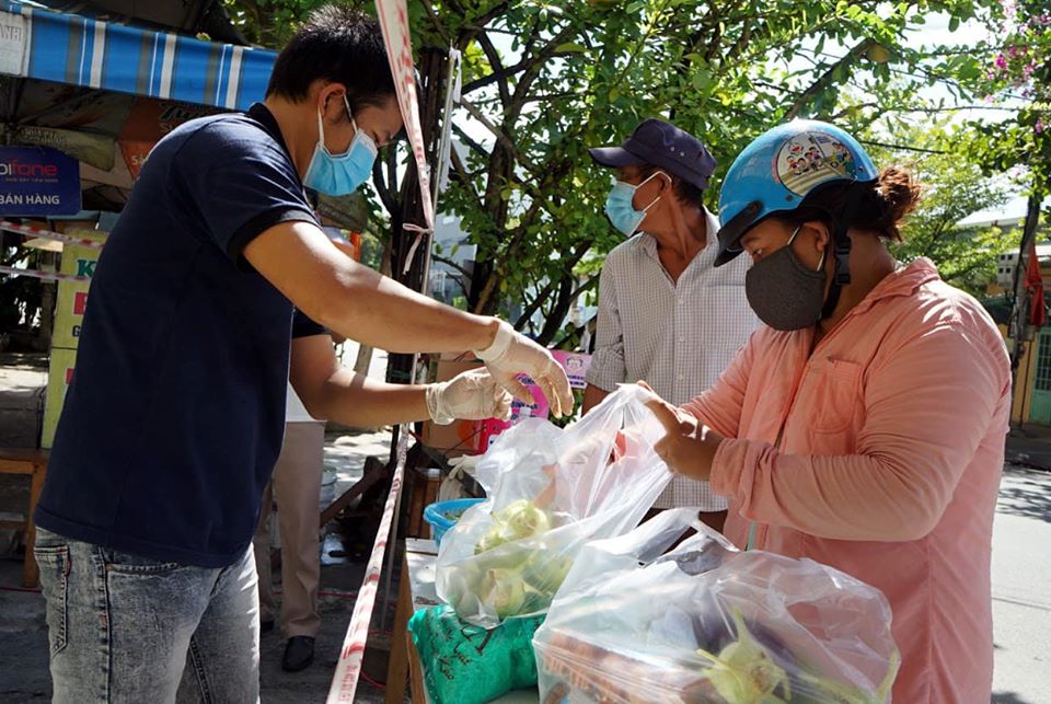 Được biết, phiên chợ 0 đồng do một nhóm thiện nguyện dựng lên dưới sự đóng góp kinh phí của các nhà hảo tâm, mạnh thường quân khắp nơi. Trong suốt thời gian qua hàng trăm đơn vị, tổ chức, cá nhân ở Đà Nẵng đã và đang chung tay giúp sức người nghèo, người khó khăn về vật chất, tinh thần cùng vượt qua giai đoạn khó khăn nhất.