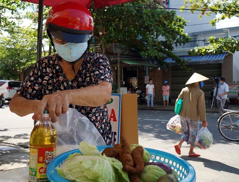 Được chọn lựa những thực phẩm theo ý thích, bà Huỳnh Thị Hải (60 tuổi trú tại phường Thanh Khê – quận Cẩm Lệ) xúc động: “Không biết nói gì hơn là cảm ơn đến các mạnh thường quân đã hỗ trợ cho bà con chúng tôi lúc gặp khó khăn. Tuy nhiên, hôm nay đi chợ được mua quá nhiều đồ miễn phí nên tôi sẽ mang về tặng lại cho nhiều hàng xóm cũng gặp khó khăn nhưng chưa được cấp phiếu”.