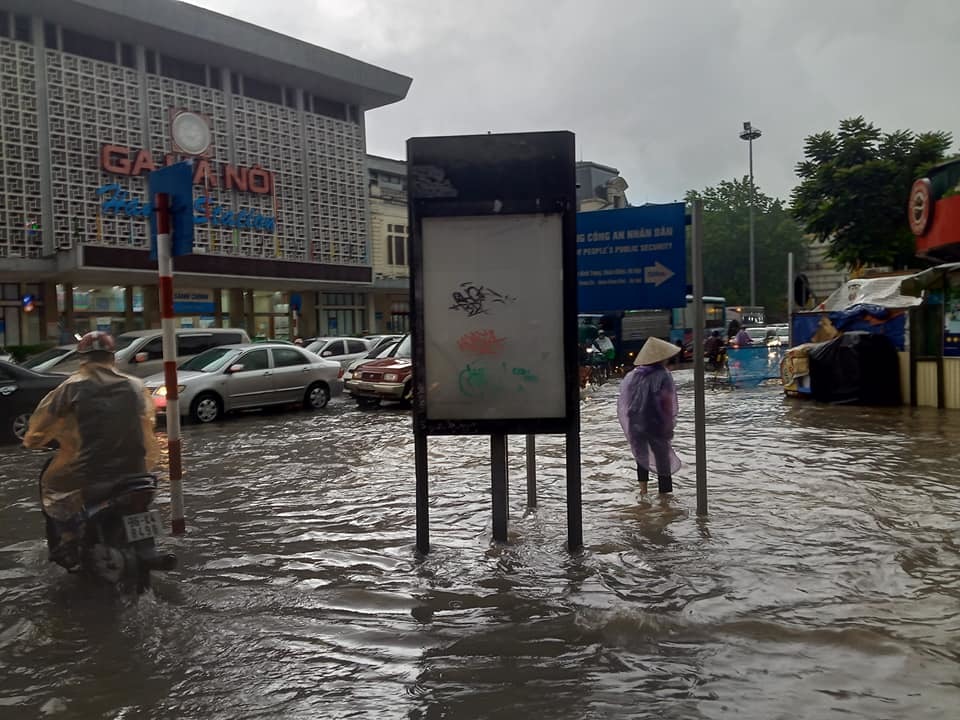 Ga Hà Nội cũng không thoát khỏi cảnh ngập lụt.