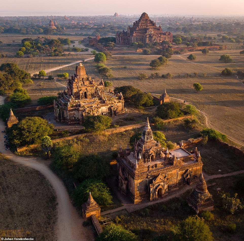 Một bức ảnh đẹp mê hồn về thành phố cổ Bagan, một địa điểm được Unesco liệt kê ở Myanmar, nơi có hàng nghìn ngôi chùa và bảo tháp - những gò mộ bằng đá. Johan nói: 'Bạn thực sự thấy chùa ở mọi nơi bạn nhìn. Một số lớn hơn những người khác, nhưng tất cả đều rất tuyệt để xem '⁠