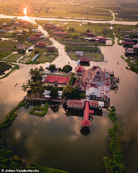  tu viện Nga Phe Kyaung hấp dẫn nằm trên hồ Inle ở Myanmar, cùng với vô số những ngôi nhà gỗ mộc mạc. Johan chụp lúc hoàng hôn. 