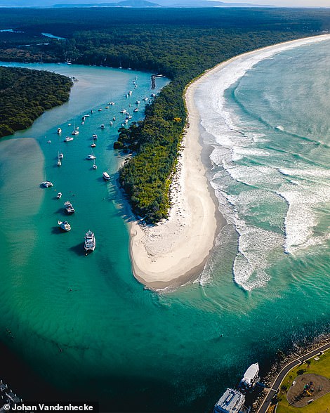 Vịnh Jervis ở New South Wales, Úc, được Johan mô tả là có 'hình dáng đẹp'. Ở bên phải - các biệt thự sang trọng trên Bờ biển Vàng của Queensland